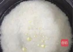 Illustration of how to make preserved meat clay pot rice 3