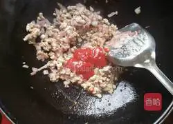 Tomato Illustration of how to make fried rice noodles with sauce 5