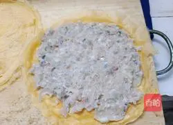 Illustration of how to make egg fish rolls 4