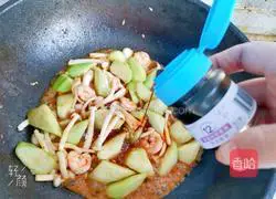 Illustration of how to stir-fry white jade mushrooms with shrimps and luffa 11