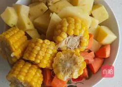 Illustration of how to make braised pork ribs with corn, carrots and potatoes 2