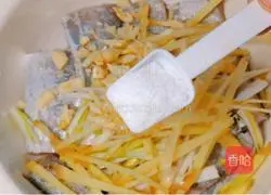 If you want to cook hairtail well, you must have a unique marinating secret recipe.The best way to eat hairtail is to make crispy hairtail.Illustration 7