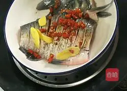 Illustration of how to open a peacock's tail 3