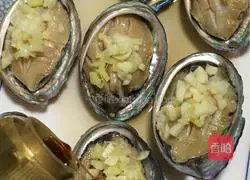 Illustration of how to make abalone with scallion oil 10