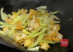Illustration of how to make fried scallops with celery 8
