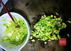Illustration of how to make avocado and seafood salad 4