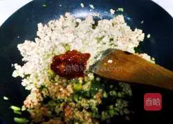 Illustration of how to make authentic Sichuan dandan noodles 6