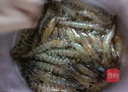 Illustration of how to make shrimp bean curd rolls 3