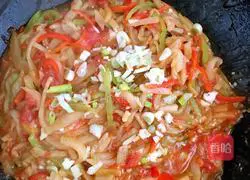 Illustration of how to stir-fry shredded eggplant with green and red pepper 4