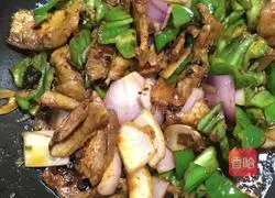 Illustration of how to make twice-cooked pork with green pepper and onion 7