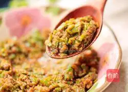 Illustration of how to make egg yolk pepper foam 9