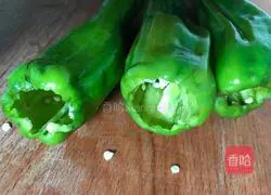 Illustration of how to make sausage stuffed with green pepper 2