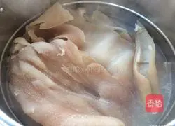 Illustration of how to make crystal meat skin jelly 2