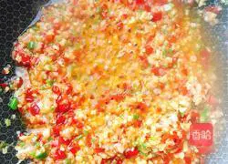 Illustration of how to make pickled pepper and garlic fish 8