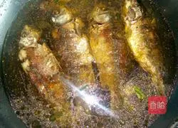 Illustration of how to make crispy braised crucian carp 8