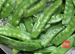 Illustration of how to make fried snow peas with sausage 6