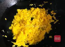 Illustration of how to make light and delicious lettuce and scrambled eggs 3