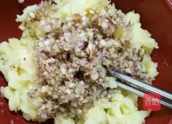 Illustration of how to make bacon mashed potato rolls 5