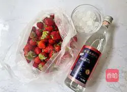 Illustration of how to make homemade strawberry wine 1