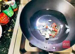 Illustration of how to cook salted fish and roast peanuts 4