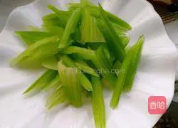 Illustration of how to stir-fry cashews with celery and lily 8