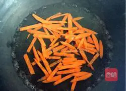 Illustration of how to make garlic paste, fake abalone and bitter chrysanthemum cold salad 3