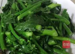 Illustration of how to make fried kale sprouts with sausage 2