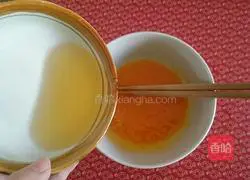 Illustration of how to make raisin cream cake roll 4