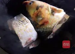 Illustration of making fish head cakes 4