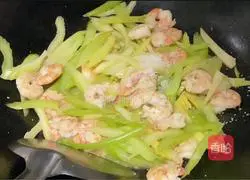 Illustration of how to stir-fry shrimps and celery 7