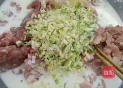 Illustration of how to make fried meatballs 1