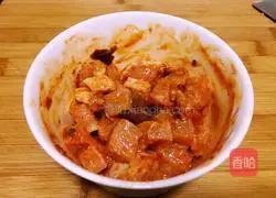 Illustration of how to make spicy stir-fried three diced peppers 5