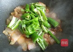 Illustration of how to stir-fry bacon with screw pepper 12