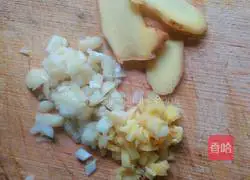 Illustration of how to cook twice-cooked pork with garlic sprouts 2