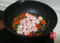 Illustration of how to make fried shrimps with sea cucumber, carrot and shrimp 9