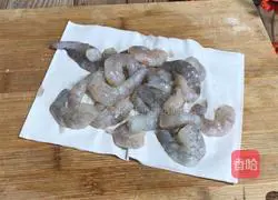 Illustration of how to make colorful shrimp rings 1