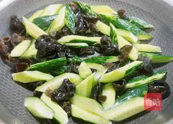 Low fat and low calorie ~ Illustration of how to make cucumber and fungus scrambled eggs 9