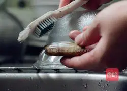 Illustration of how to stir-fry razor clams 2