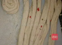 Illustration of how to make imitation Yangquan pressed cakes (pan-baked hand-shredded cakes) 1