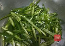 Illustration of how to make Sichuan sausage and fried pepper 4