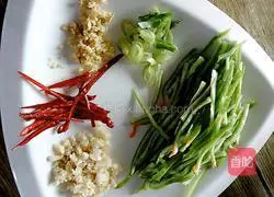 Illustration of how to stir-fry shredded eggplant with pepper 3