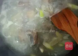 Illustration of how to make sweet and sour pork ribs with yam and chestnut 8