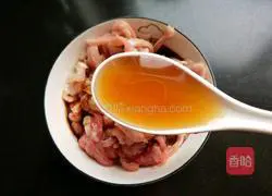 Illustration of how to stir-fry shredded pork with chives and moss 7