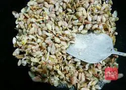 Illustration of how to make scallion oil and sea melon seeds 6