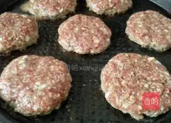 Illustration of how to make beef burgers 4