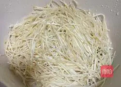 Illustration of braised mussels and enoki mushrooms 3