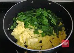 Illustration of how to make fried eggs with leeks 5