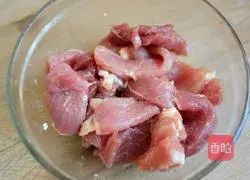 Illustration of how to make dry-fried short crispy pork 3