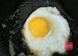 Illustration of how to make stir-fried poached eggs 3