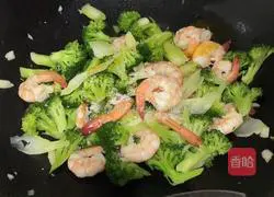 Illustration of how to make fried shrimps with broccoli 10